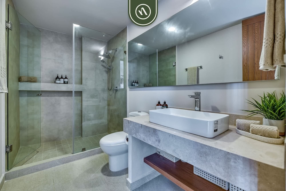 Brand New Studio - 2 Min to Beach - Rooftop Pool