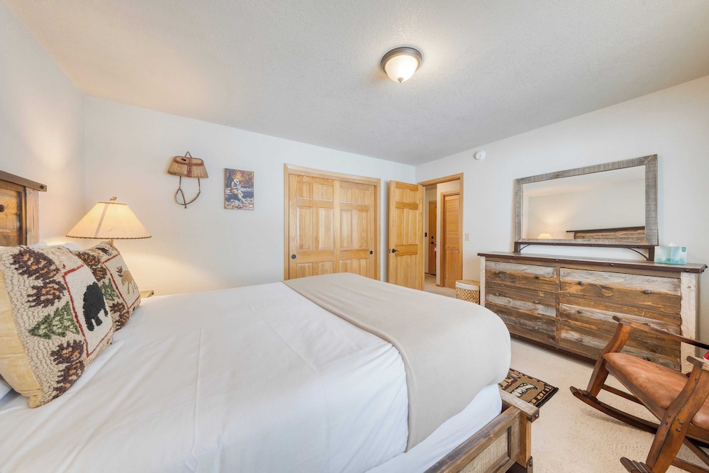 Cabin Retreat w/ Hot Tub & Fireplace - Near Northstar and Downtown Truckee