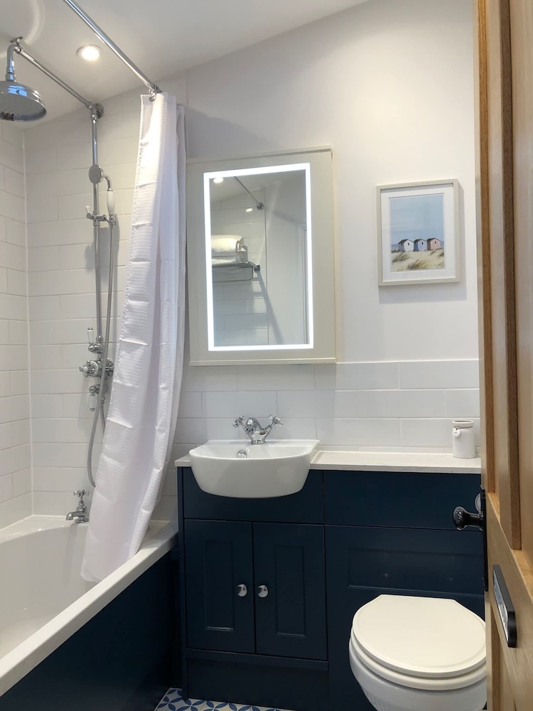 Charming Seaside Cottage - 5-min Walk to Beach