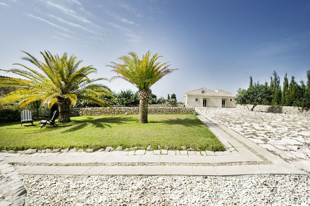 Tenuta busulmone Noto villa e piscina view 3