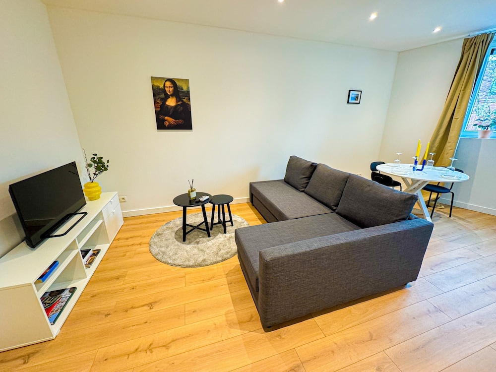 1BR Apt With Living Room Near CityArea