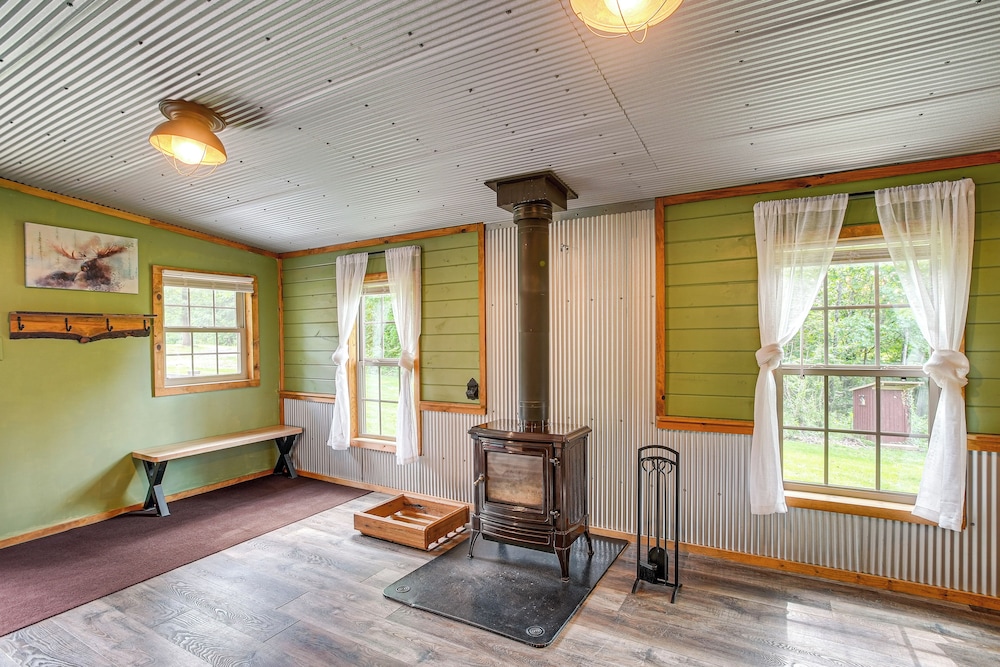 Pond & Fire Pit: Charming Log Cabin Near Blue Rock