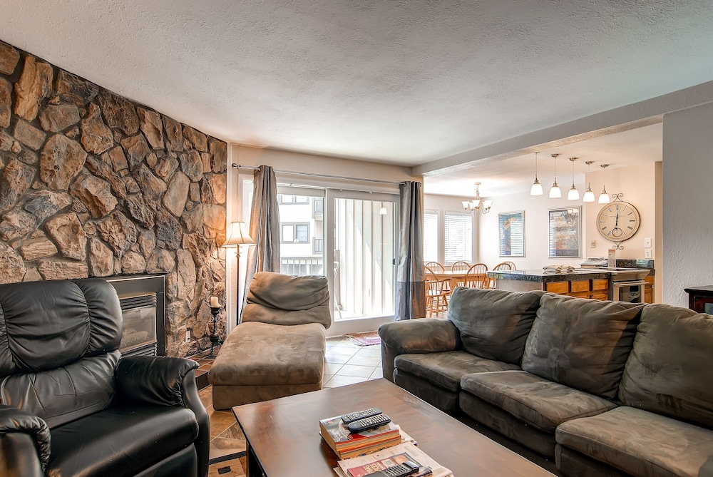Park Place 102c 2 Bedroom Condo by RedAwning