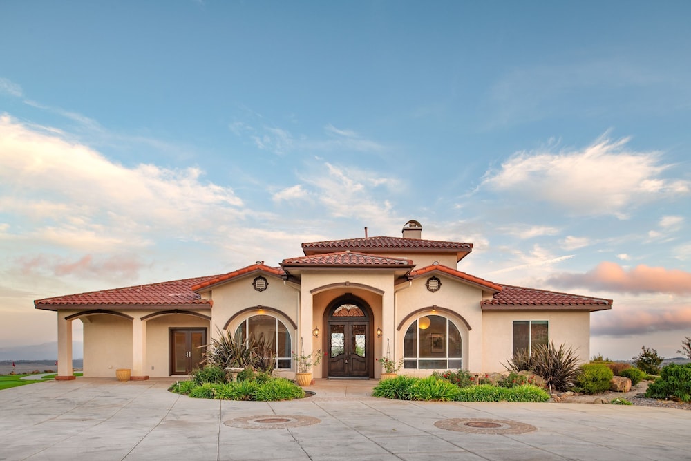 Colina by Avantstay Secluded Mountain Top Oasis w Pool Hot Tub Putting Green