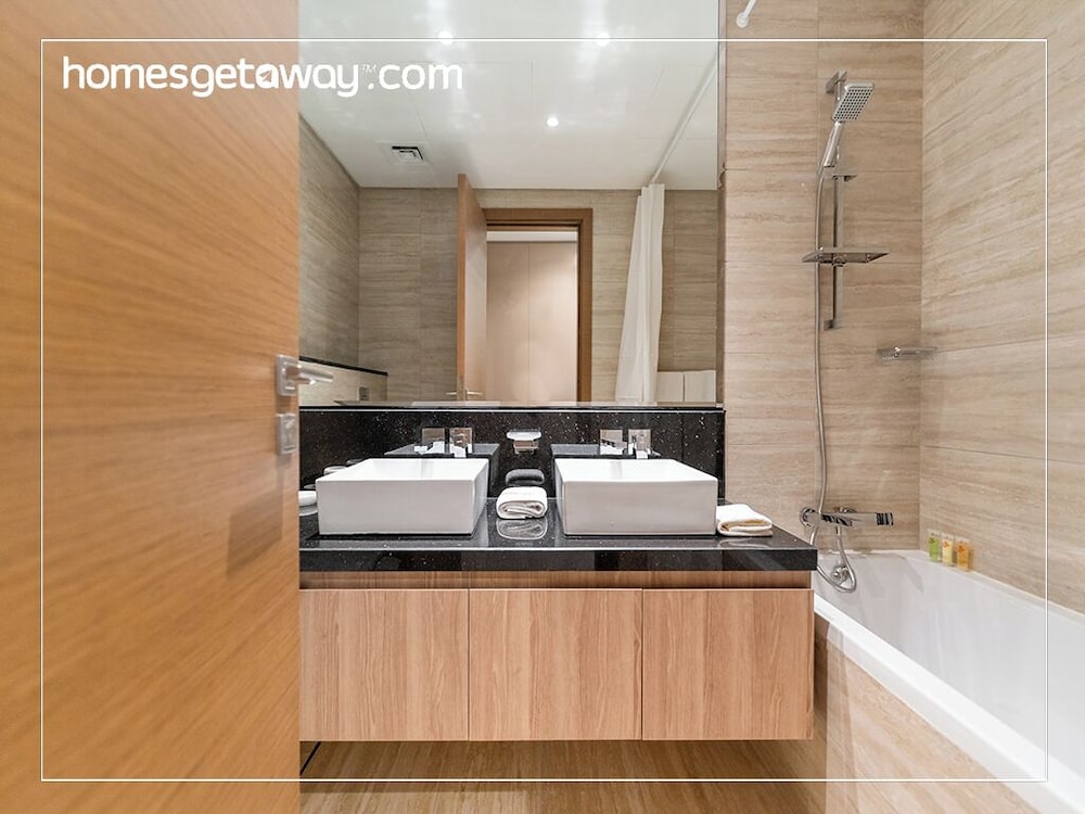 2BR Luxury with Stunning Lake View in Business Bay