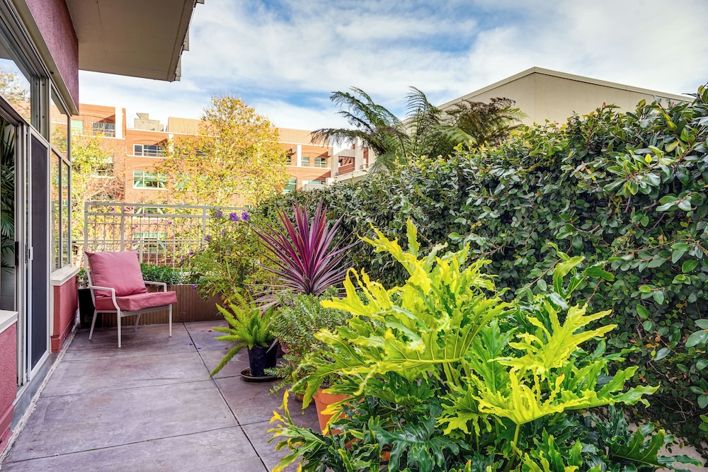 Luxe Condo w/ Private Patio & Perks in Emeryville! view 5