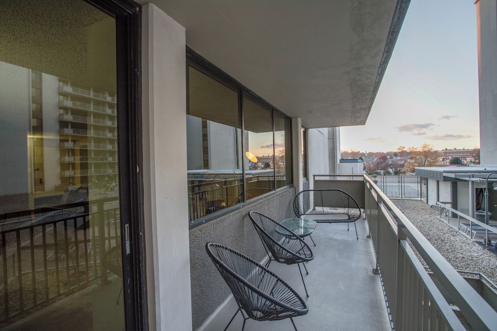Modern Apt Near Airport & Metro