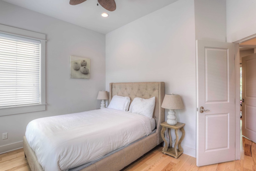 Dunn Inn 2 by Avantstay Walk to Beach, Pool Access, Sleeps 17!