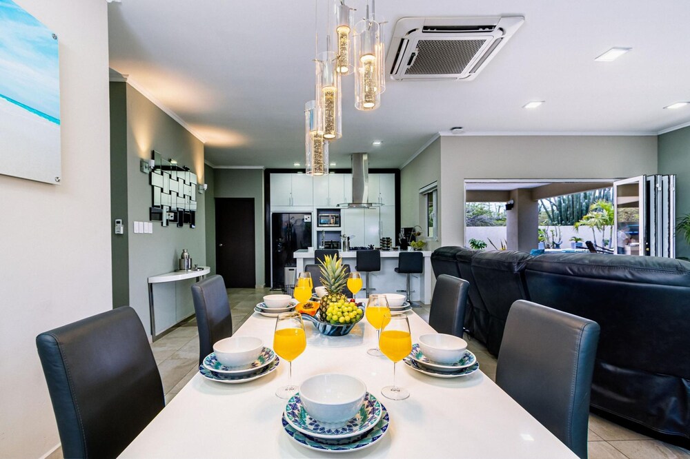 Luxury New 5 Location Pool Outdoor Kitchen