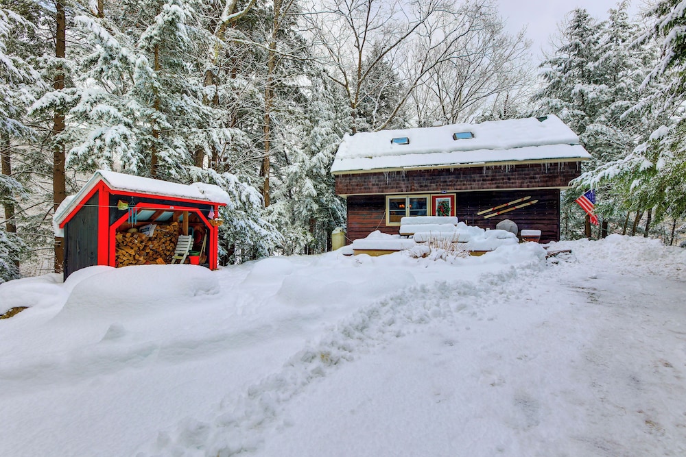 Cozy Ski Retreat! 3 Mi to Okemo Mtn Slopes