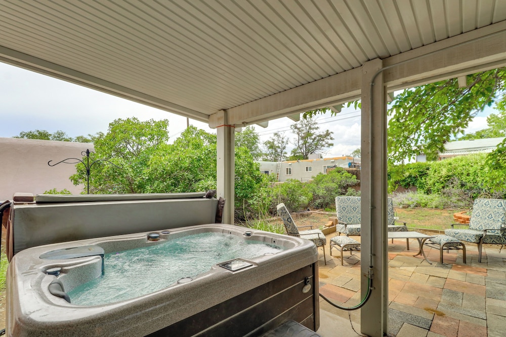 Pets Welcome: Hot Tub Haven in Albuquerque!