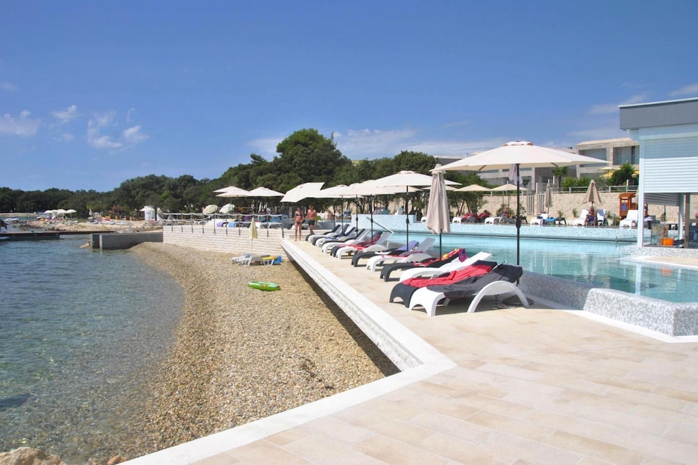 Apartments in Villas Punta Skala With Beachpool
