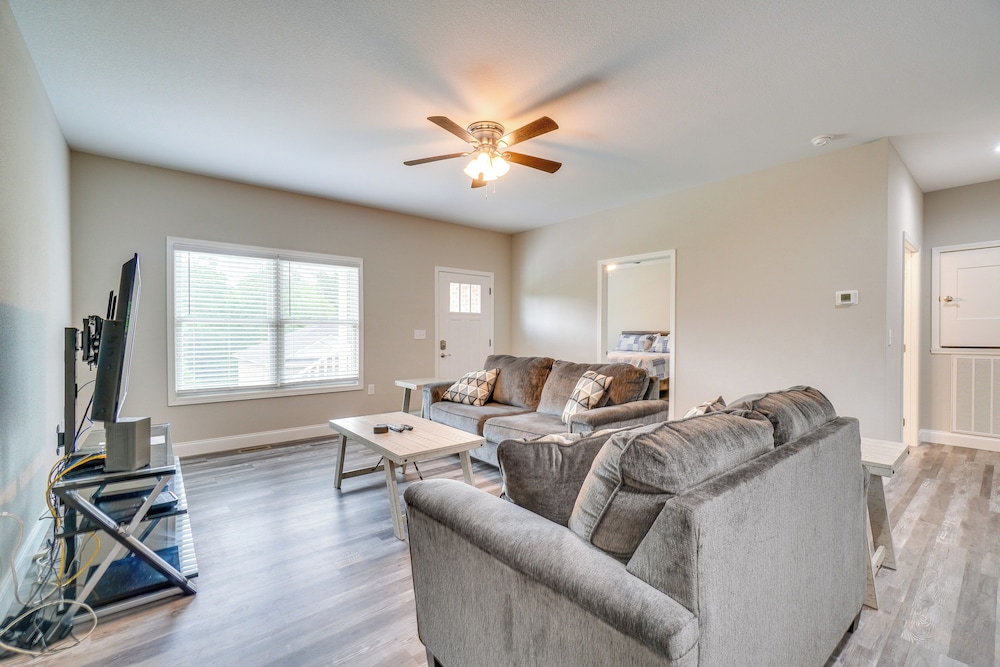 1 Mi to Dtwn Crossville: Spacious Home w/ Patio!
