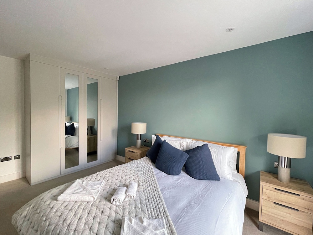 Luxury 2 Bedroom Apt with Parking