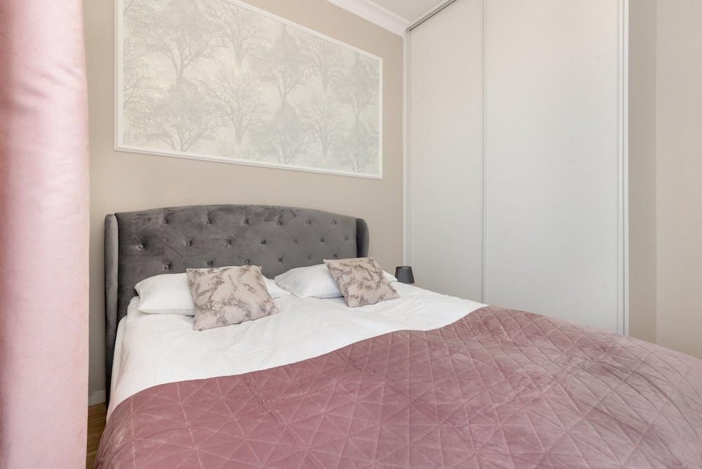 Prymasa Tysiąclecia Apartment by Renters view 3