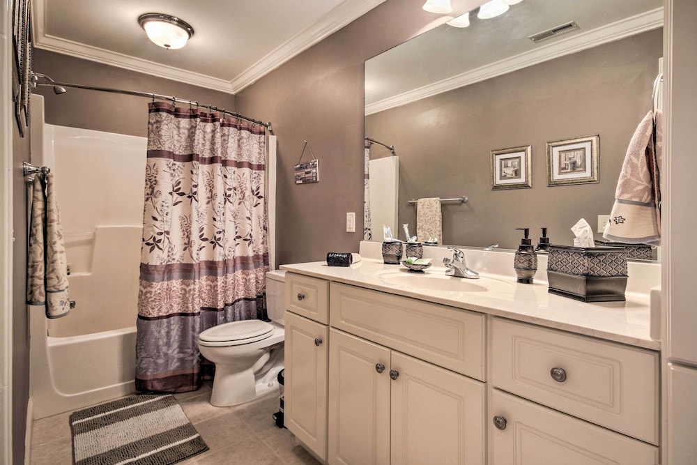 Upscale Home w/ Poker Room < 1 Mi to Golf!