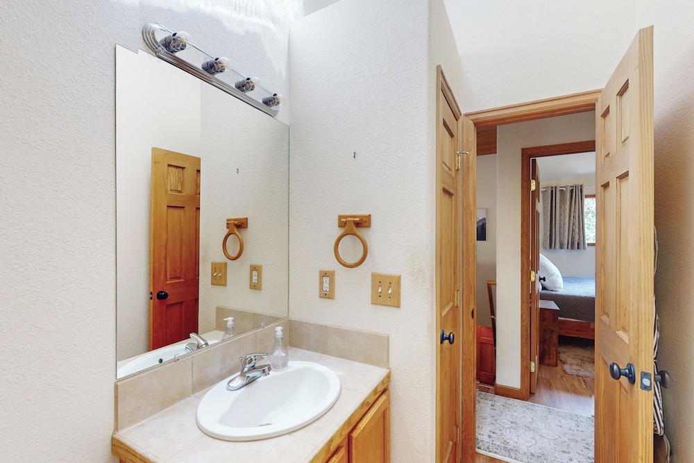 3 BR Cabin w/ Hot Tub, Large Deck & Wifi