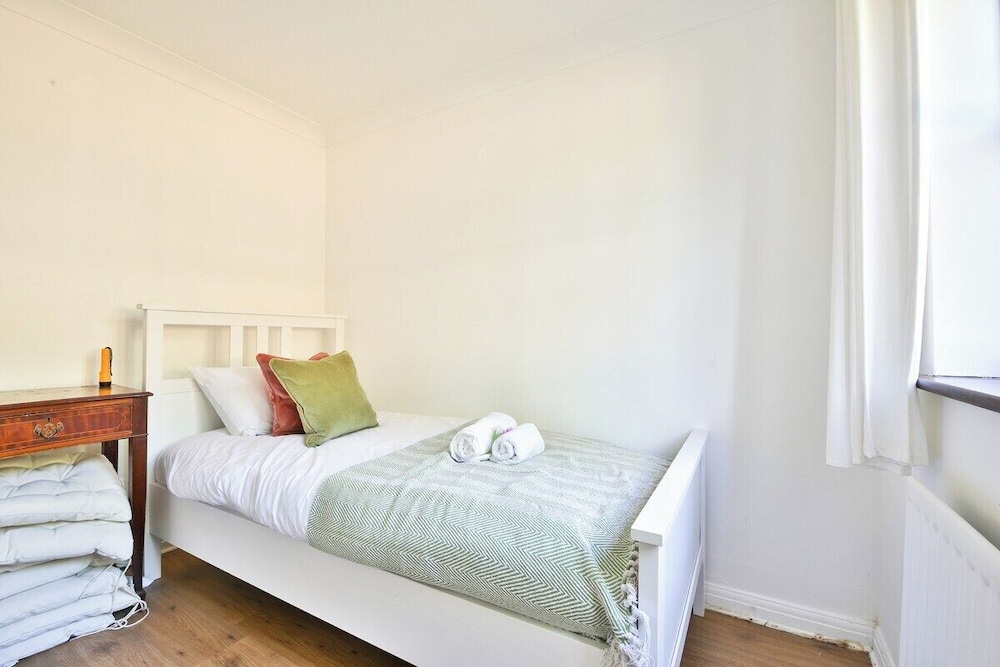 Homely 5 Bed House - 15 Mins to Cardiff City