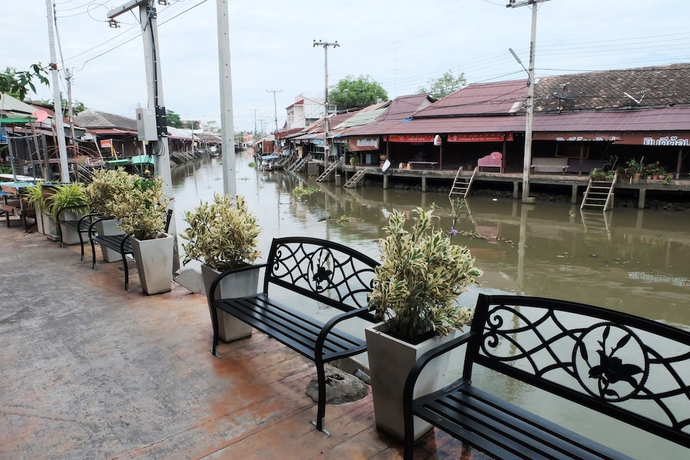 Rimrabeang Amphawa Cafe and Suite