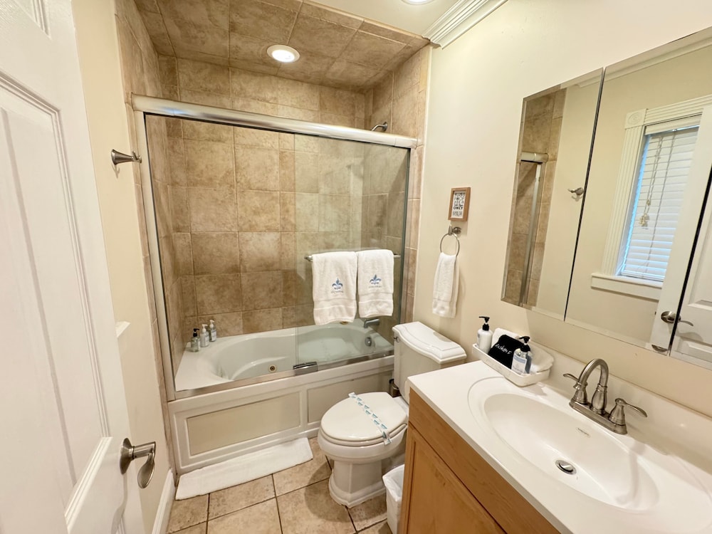 Vidal Manor 4BR Oasis w Pool Cabana- Wilton Dr