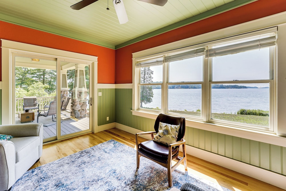 Hamlin Lake Retreat: Spacious Stay for Groups!