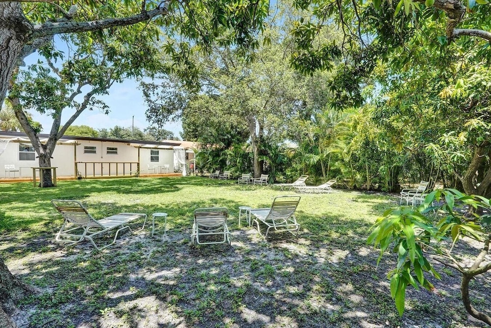 Modern Hallandale Apt w/ Backyard Near Beach