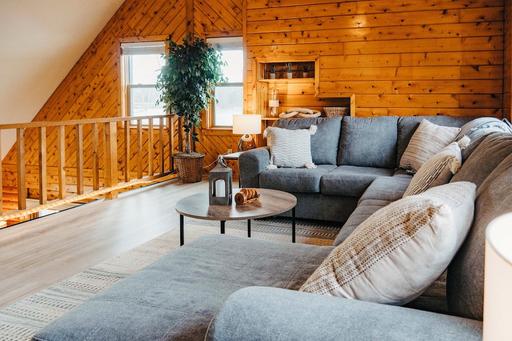 Lakefront Getaway w/ Fire Pit in Akron