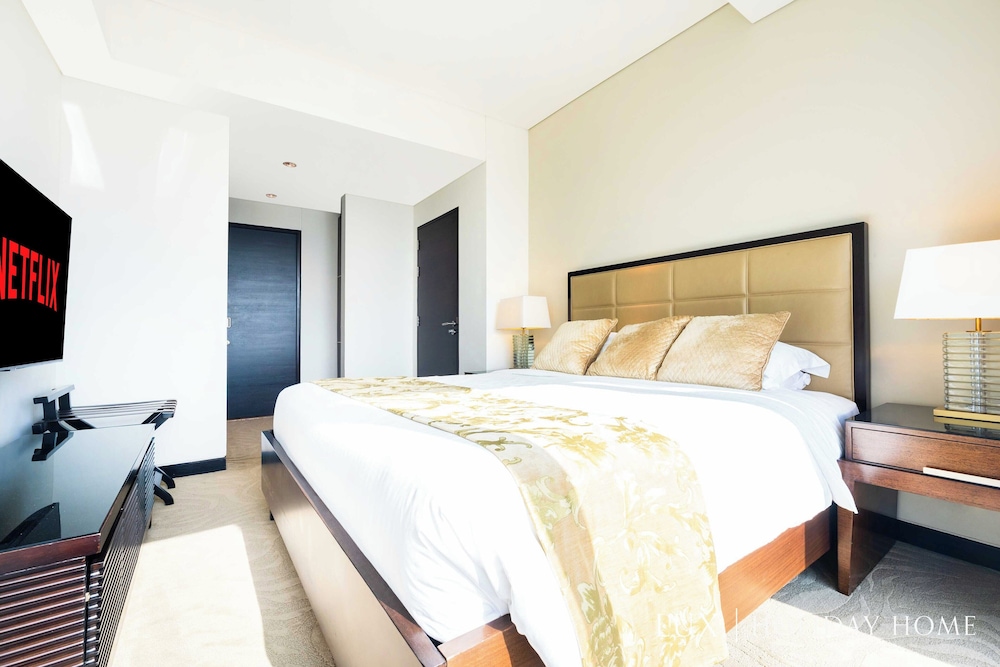 LUX | The JW Marina Suite