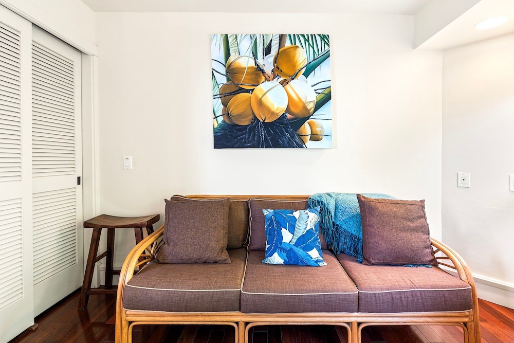 Beautiful Oceanfront - Air-conditioned - Sleeps 6 - Walk to Beach - Vrkcv