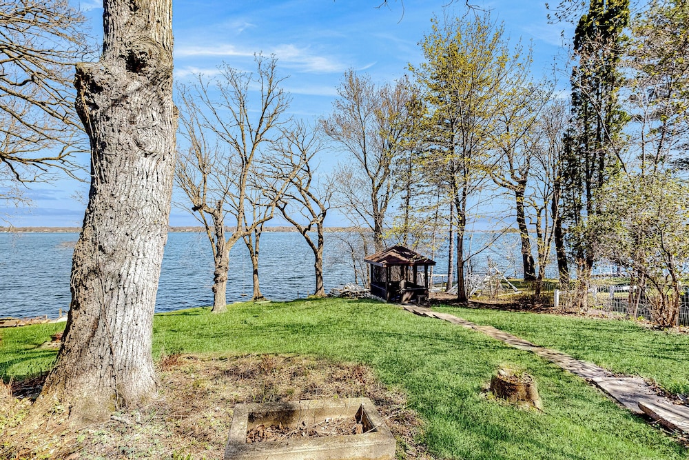 6BR Lakefront Estate w/ Private Piers & Patios