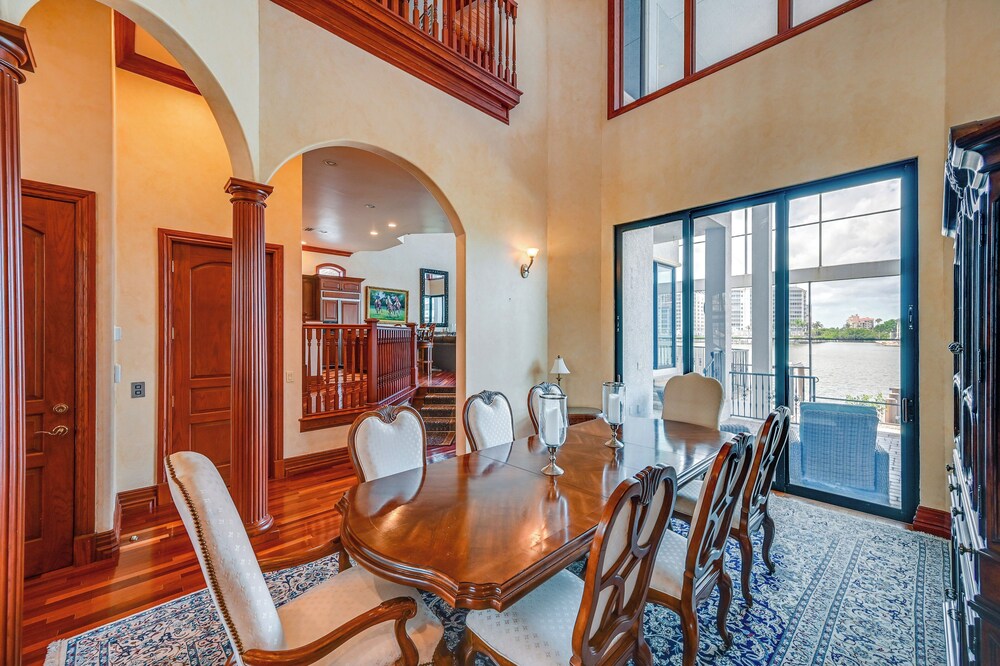 Waterfront Stunner: Effortless Elegance in Naples!