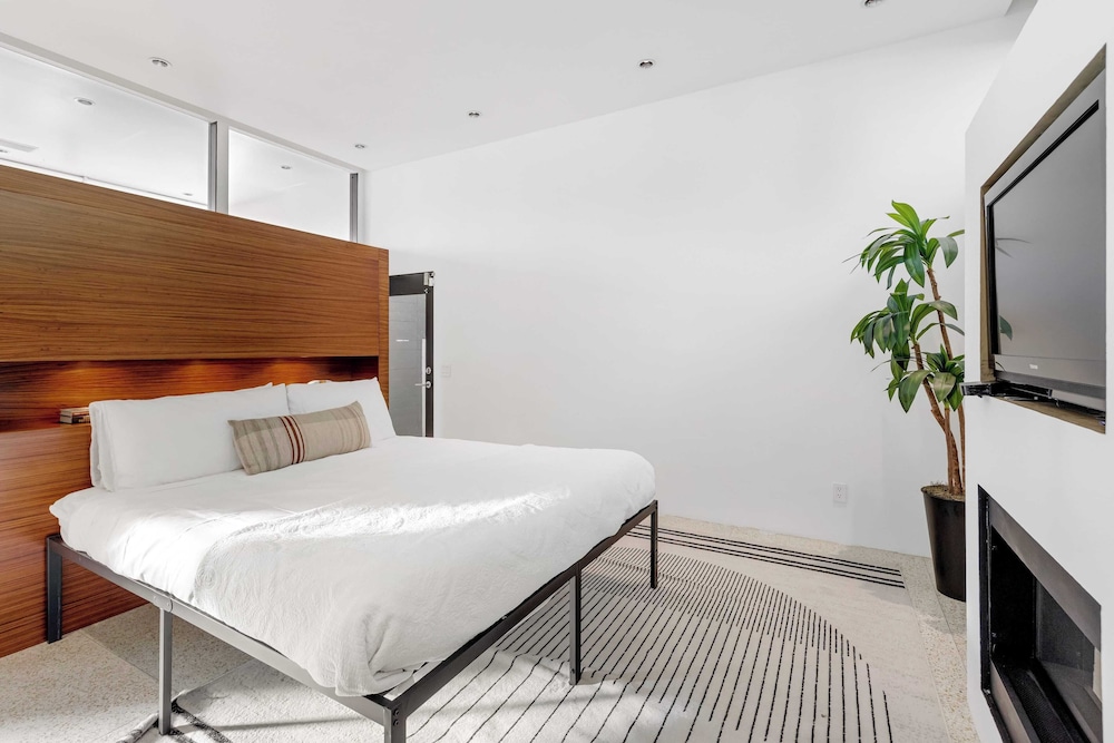 Kings Road West Hollywood Luxury Pool, Views, Firepit, Modern Design