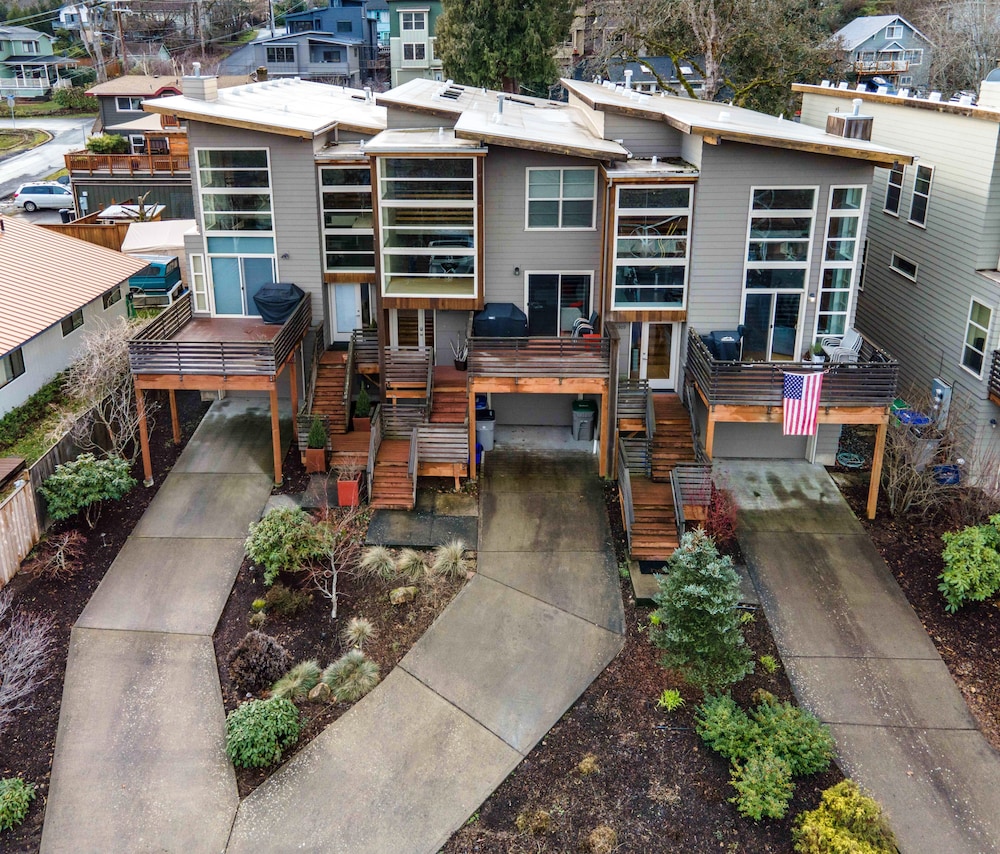 Sophisticated Urban Loft Townhouse with BBQ on the Deck by RedAwning view 5
