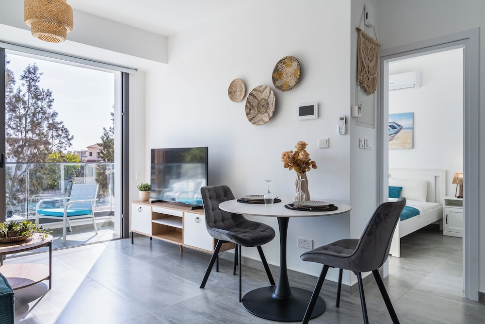 Azoria - Stylish 1-BR Apartment in Kiti