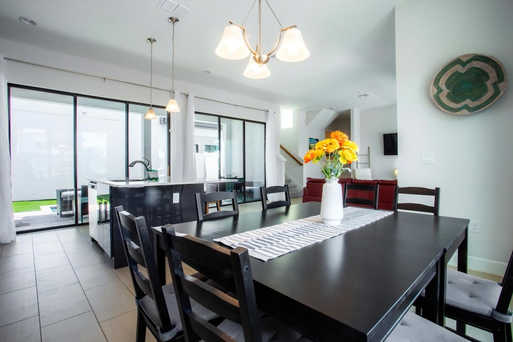 Townhome- 4Bd - Close To Parks Shops