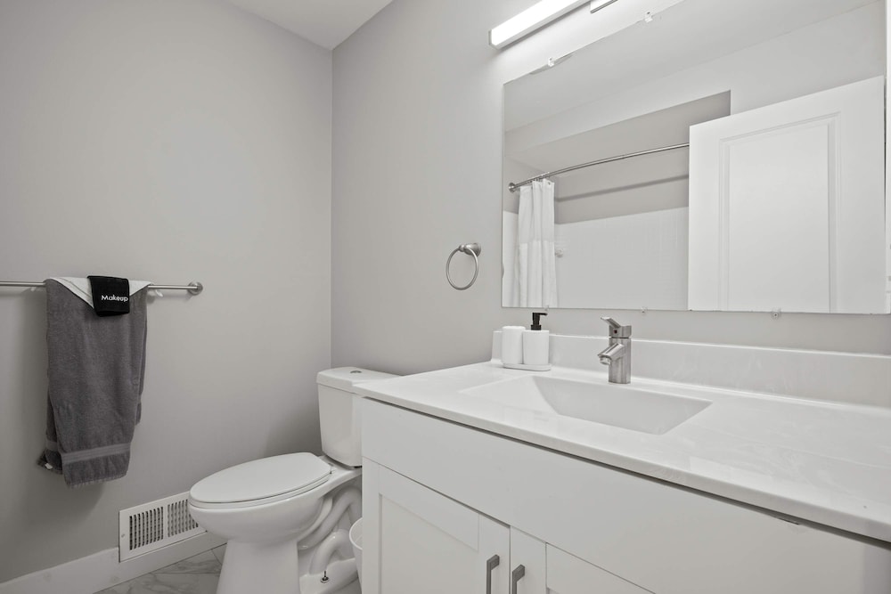 Spacious 2BR 2BA Apartment in the City