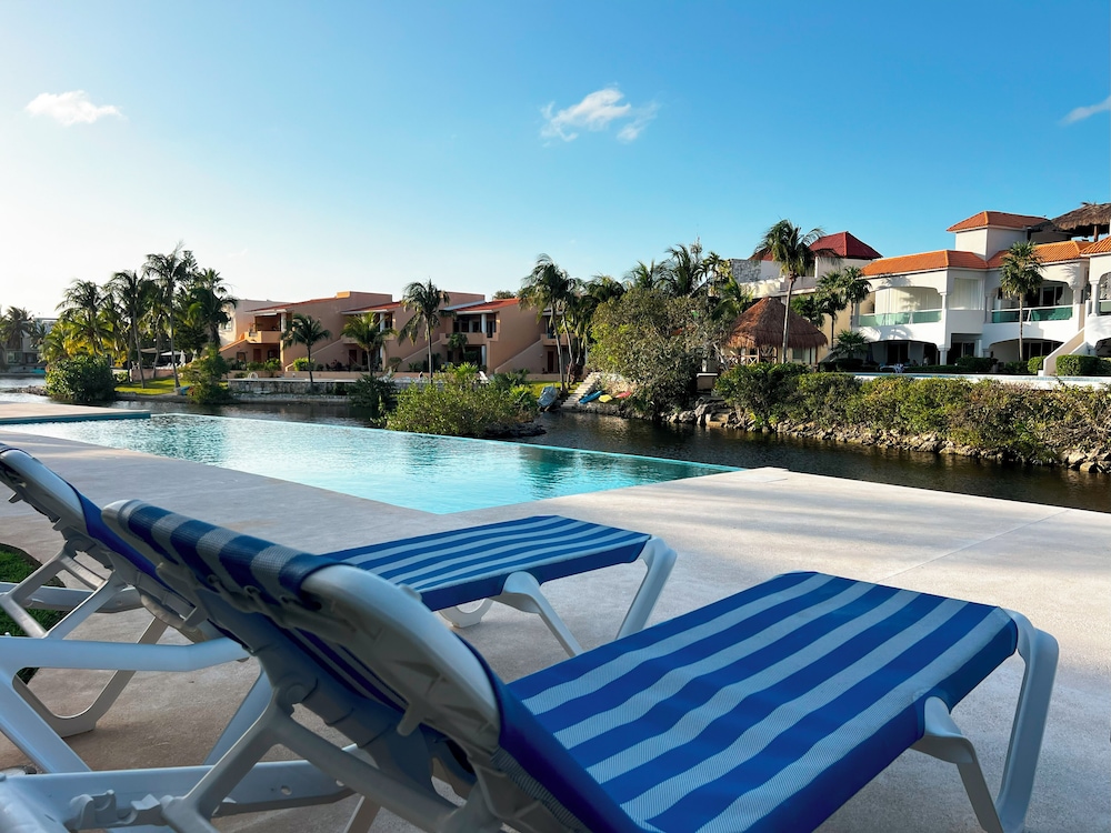 Lagoon Front Infinity Pool Paddleboard And Fun Puerto Aventuras