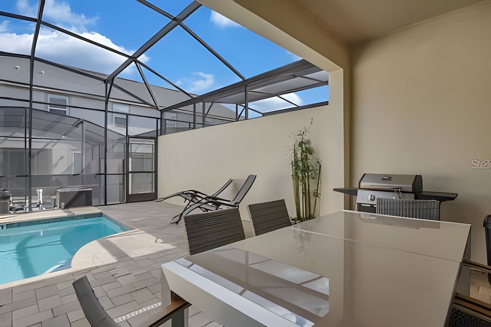 Luxury 5-bed Home With Private Splash Pool