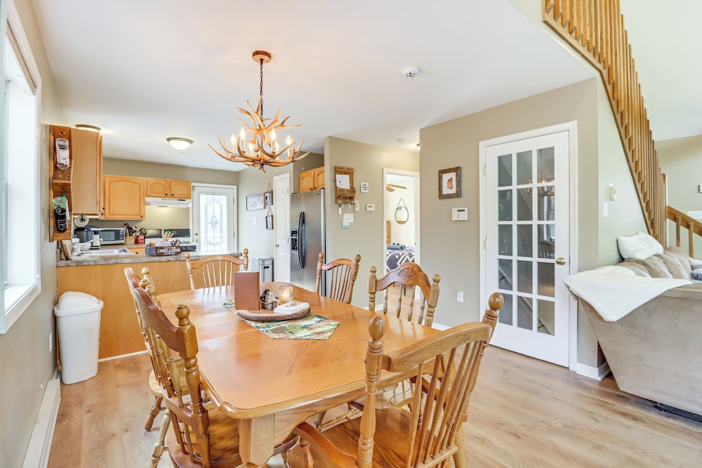 Walk to Lake Harmony: Family Retreat w/ Decks!