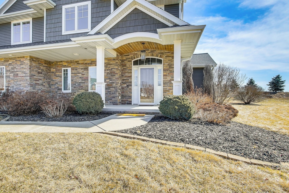 8 Mi to Lambeau Field: Family Home in De Pere!