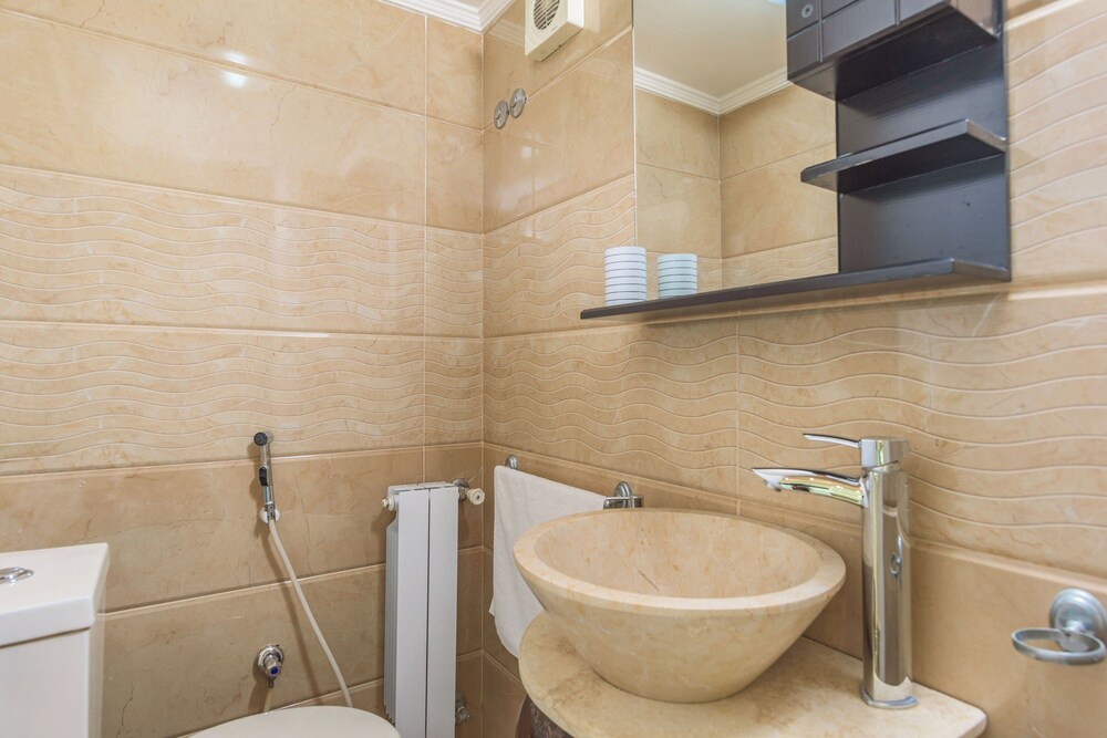 Glint 3-Bedroom Apartment & Balcony in Aley