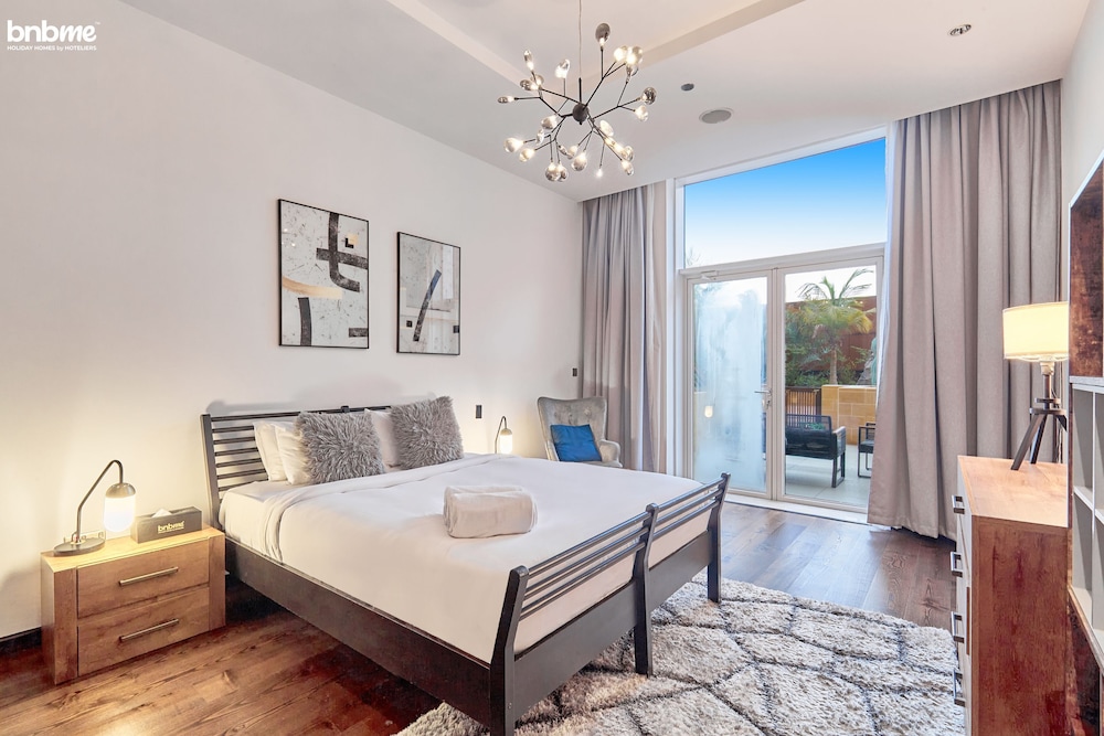 1B-Tiara Aquamarine-G05 by bnbme homes