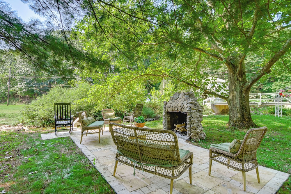 Creekside Milford Studio w/ Gas Grill + Mtn Views!