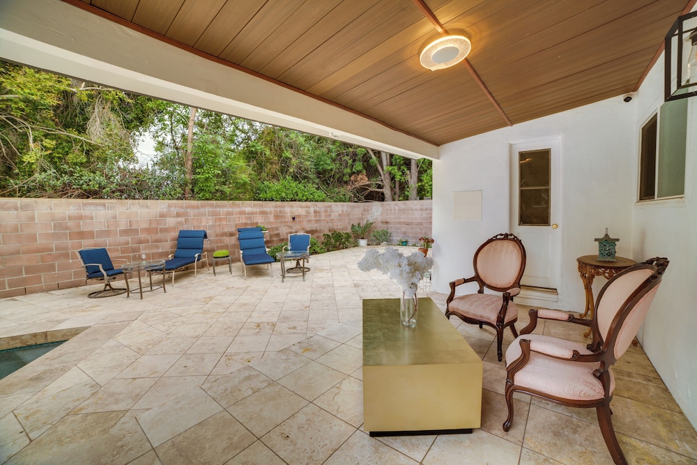 Private Pool & Patio: Luxe Encino Family Getaway