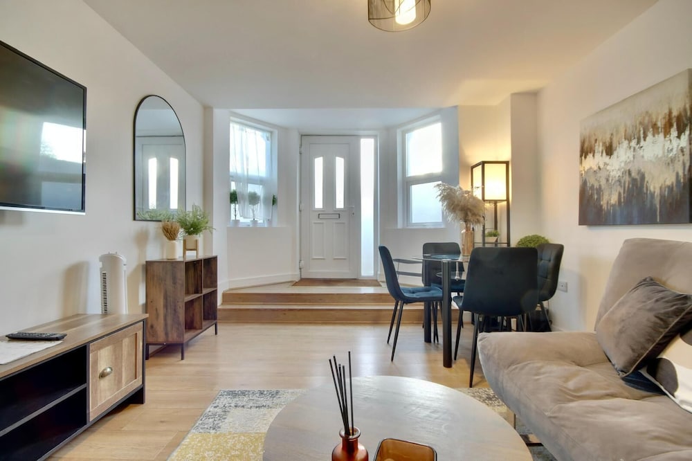 Southsea Apartment-Parking-Pool-Hot tub
