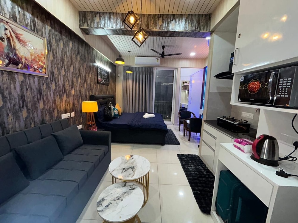 Spacious 1bhk for 6 Guests King & Sofa Beds Zirakpur,chandigarh,mohali,tricity