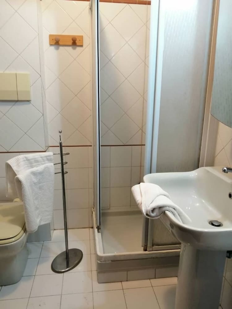 Villa Sleeps 6 With Garden and Gym