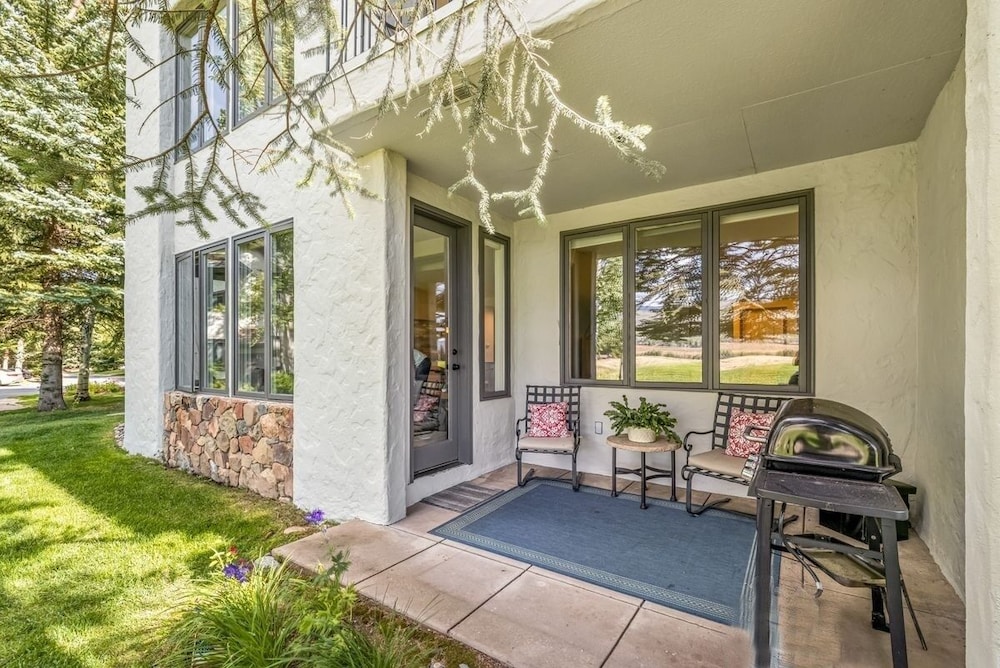 Stunning Renovated 2 Bedroom in Arrowhead Village! Studio Condo