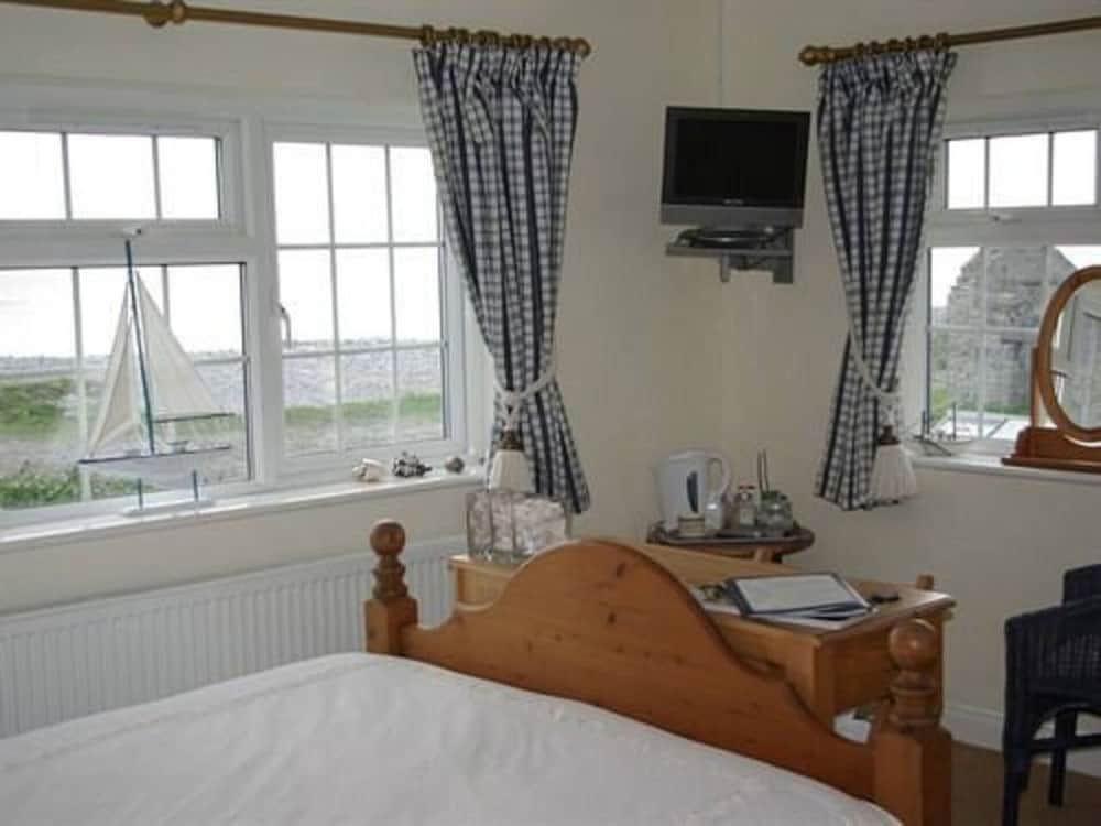 1-bed Cottage on Coastal Pathway in South Wales view 5