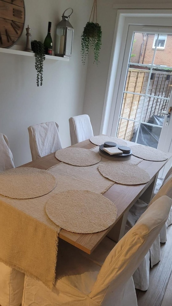 3 Bedroom, Sleeps 6, Free Parking